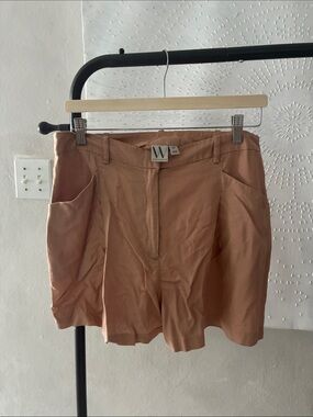 by oman High-aist Pleated Shorts in Dusty khaki